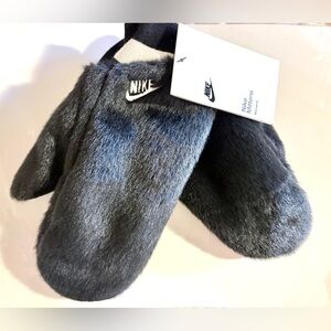 Nike Women’s Warm Faux Fur Mittens Black White Winter Soft Gloves Size M/L NWT